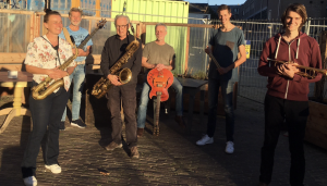 Foto:Vlnr. Julia Flenter (alt sax), Jelmer Dijkstra bas), Hans Bosch (br sax), Wouter Offringa (gtr), Jannik Zijlstra (dr), Mart Salverda(trp)