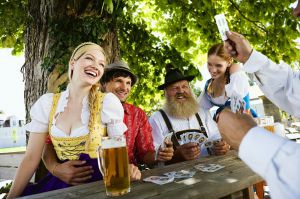 Kartenspielen-im-biergarten