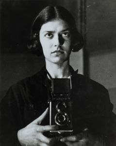 Zelfportret met rolleiflex camera 1931