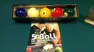 5 ball in de doos met folder