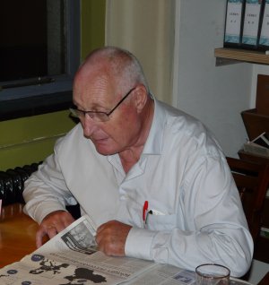 Hidde van der bijl, bekende pose aan de stamtafel societeit de harmonie