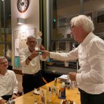 Balkema krijgt van voorzitter Herman Kalter de wisseltrofee uitgereikt.